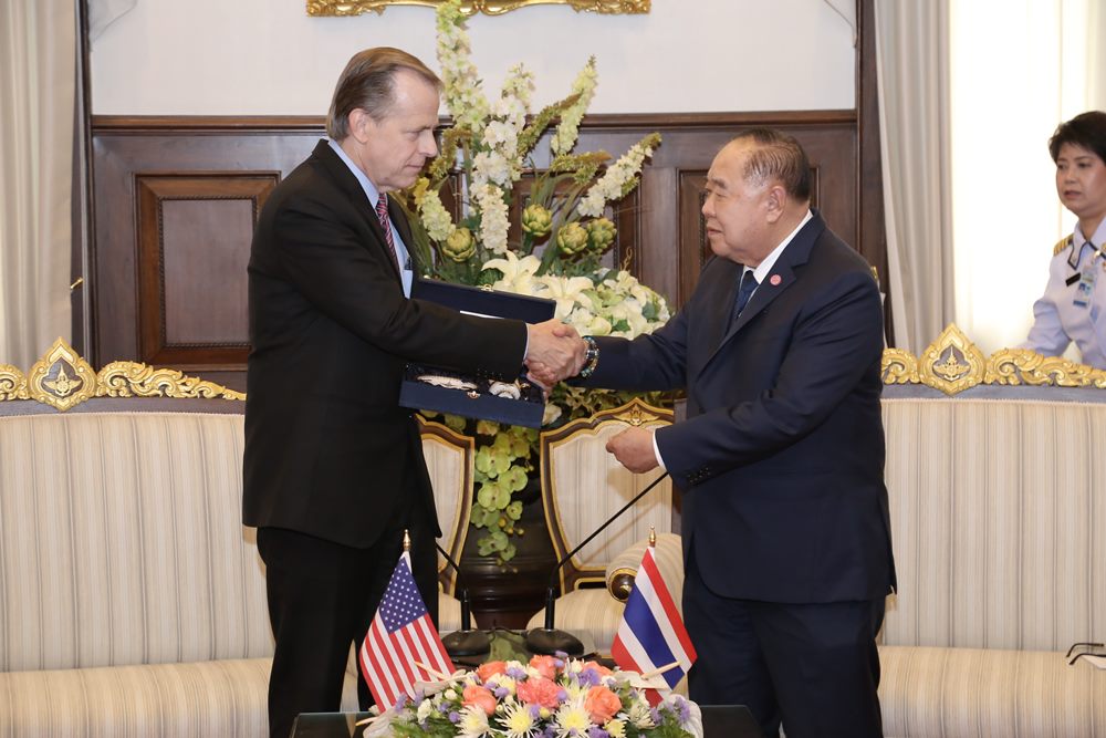 “บิ๊กป้อม”ขอบคุณ”กลิน ที เดวิส”ทำงาน 3 ปี ช่วยกระชับสัมพันธ์ไทย-สหรัฐแน่นแฟ้นขึ้น