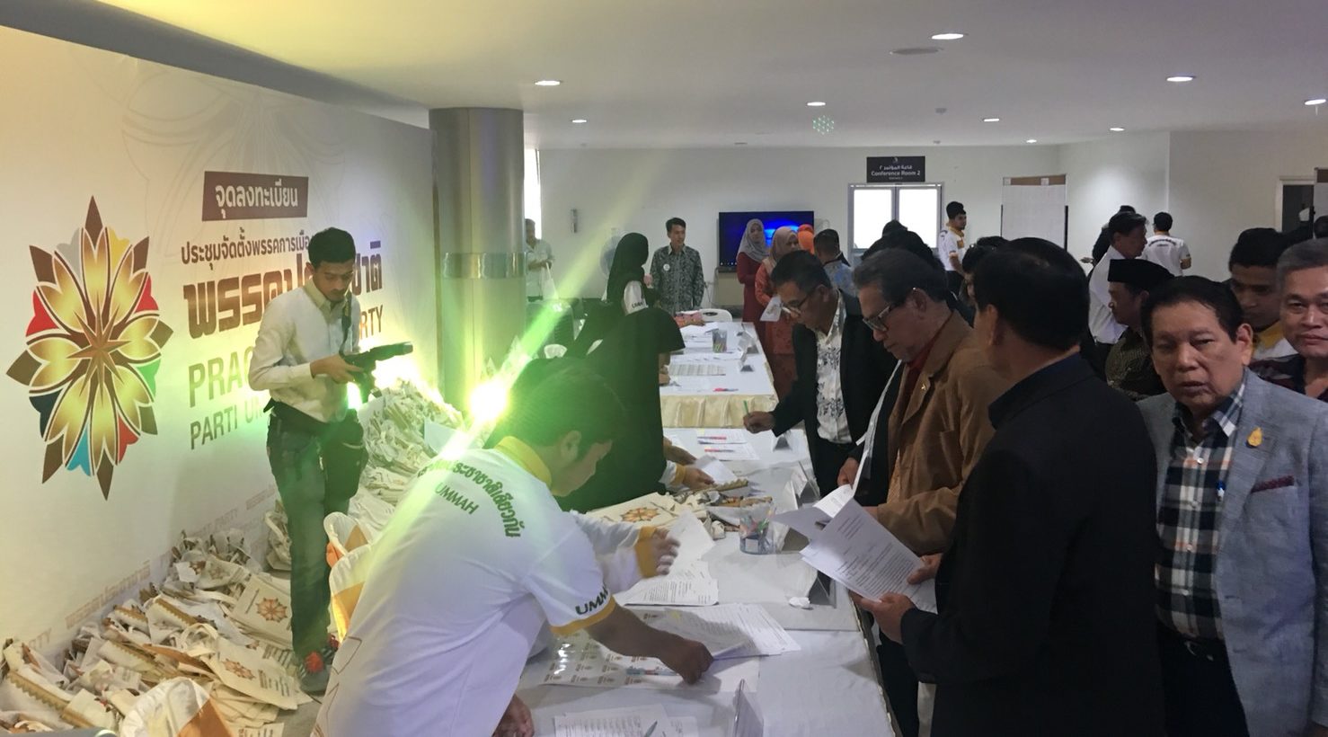 ประชุมตั้งพรรค “ประชาชาติ” คึกคัก กลุ่มวาดะห์ตบเท้าร่วม “เอกชัย ศรีวิชัย” ร้องเพลงพรรค