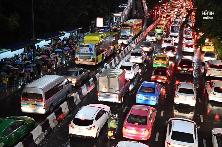 ฝนถล่มกรุง! น้ำท่วมหลายจุด รถติดวินาศสันตะโร