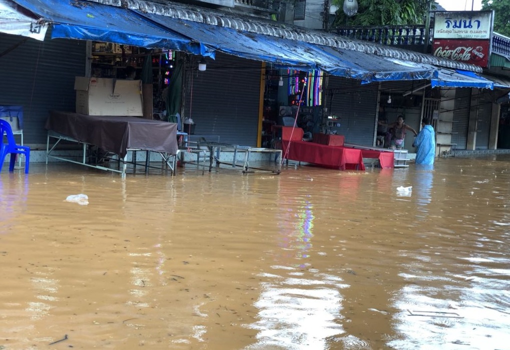 พิษ “มังคุด” ทำฝนตกหนักกระทบแม่สาย น้ำทะลักเข้าท่วมร้านค้าปิดตัว