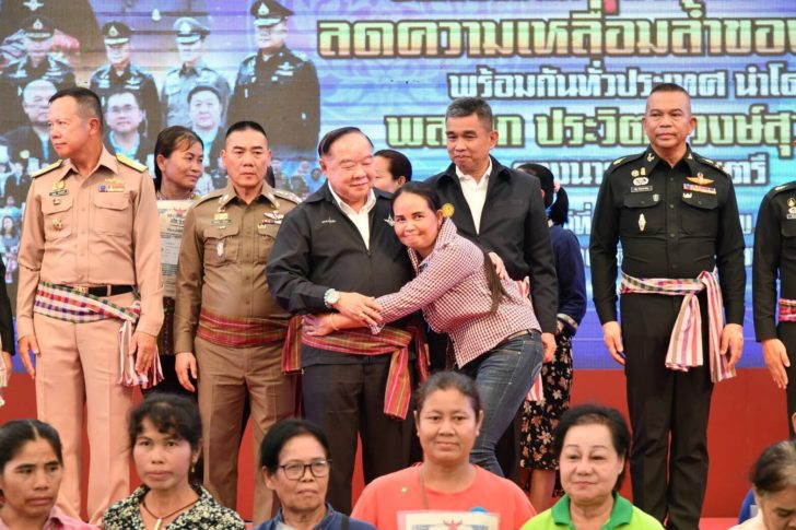 “บิ๊กป้อม” มอบโฉนดเหยื่อเงินกู้ดอกโหดเมืองน้ำดำ ชาวบ้านซึ้งขอบคุณคาดผ้าขาวม้า