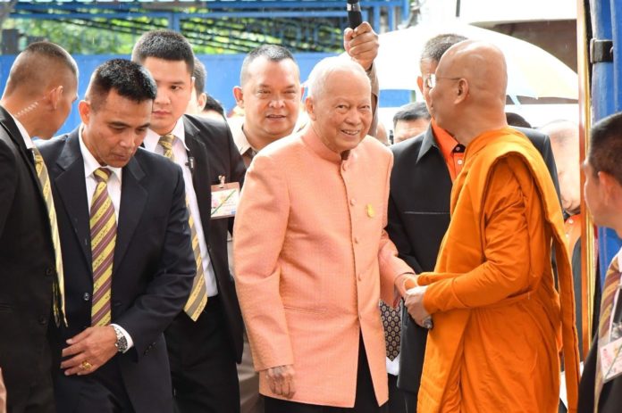 เผยอาการล่าสุด “ป๋าเปรม” หลังลือป่วยหนัก จนต้องนอนค้างโรงพยาบาล!