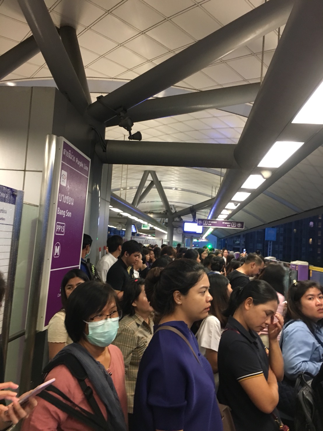 คนล้นสถานี! เหตุรถไฟฟ้าบางใหญ่-เตาปูน เสียนับ 1 ช.ม. หลังฝนซัดไฟดับ