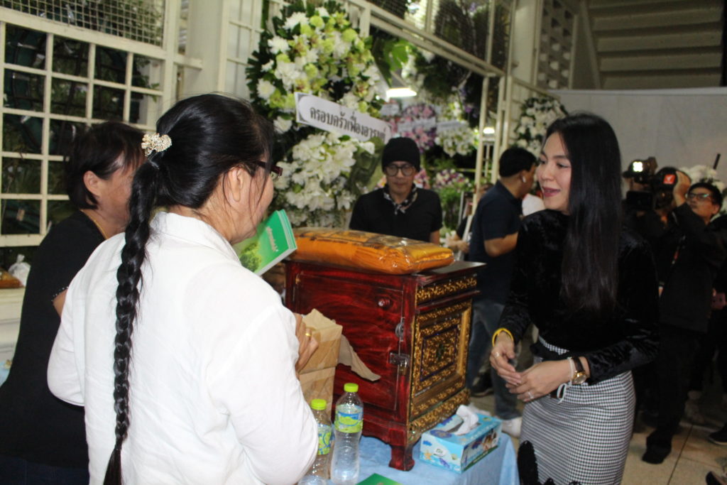 “ฟอร์ด สบชัย-จอย ศิริลักษณ์” พร้อมศิลปินดารานักร้อง ร่วมสวดศพ “โอ วรุฒ” คืนที่ 3