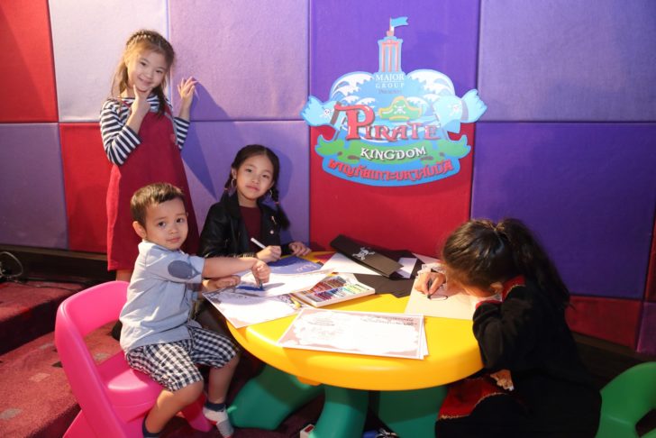 น้องสนุกสนานกับกิจกรรมวาดรูประบายสีในโซนนักประดิษฐ์