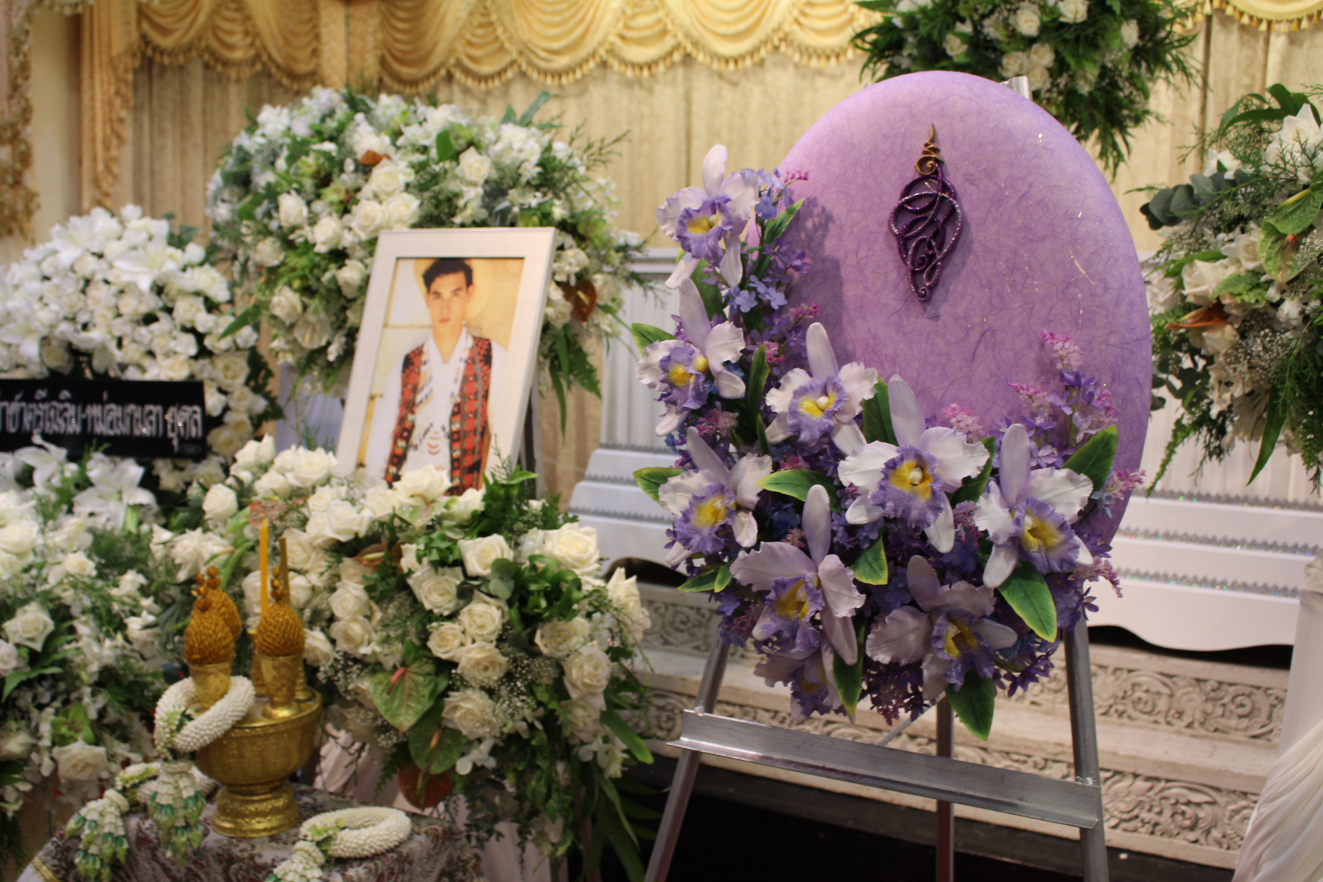 “ผู้ว่าเชียงใหม่” ผู้แทนพระองค์โสมฯ วางพวงมาลาประทานหน้าหีบศพ “โอ วรุฒ”