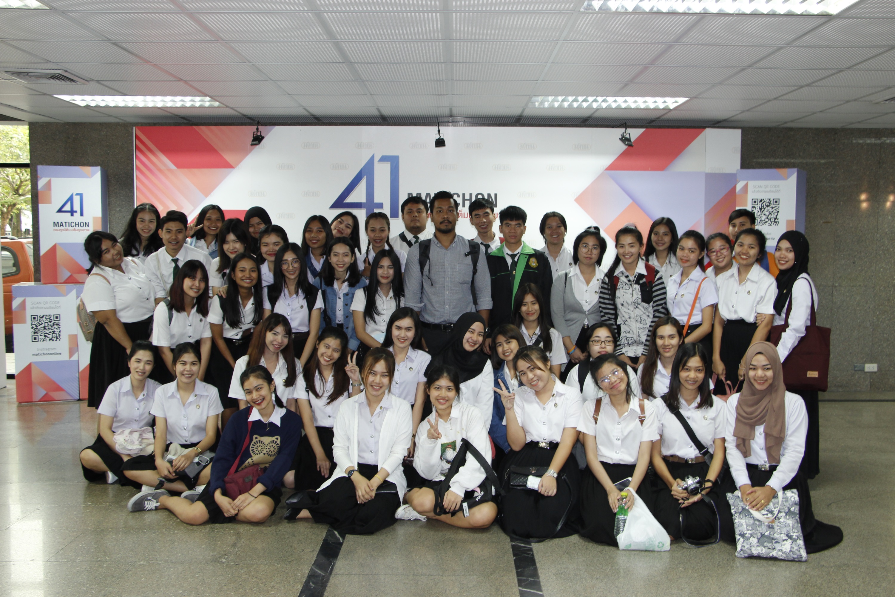คณะอาจารย์และนักศึกษาจากมหาวิทยาลัยราชภัฏพระนครดูงานเครือมติชน