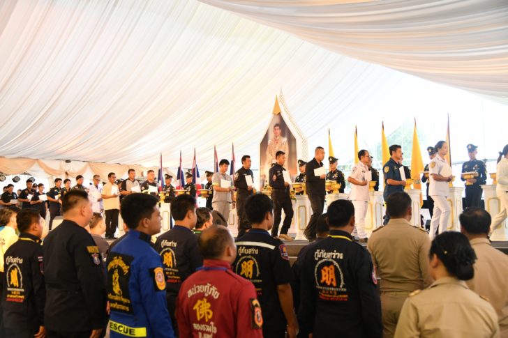 บิ๊กตู่’ แนะถอดบทเรียนเป็นกรณีศึกษา เผย ‘สมเด็จพระเจ้าอยู่หัว’ พระราชทานเครื่องราชฯต่างชาติ-คนไทย