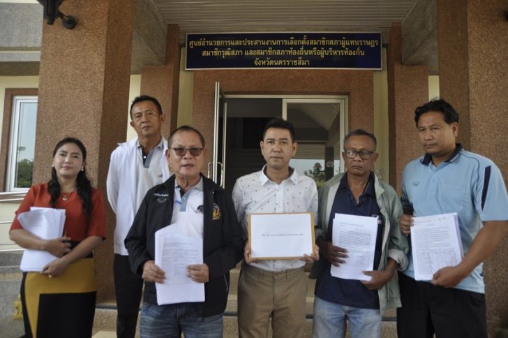 ว่าที่ผู้สมัคร ส.ส.นำชาวบ้านบุก กกต.โคราช ชี้รูปแบบเลือกตั้งที่ 4 คือ “อำเภอกูมี” ไม่ทำตามกติกา