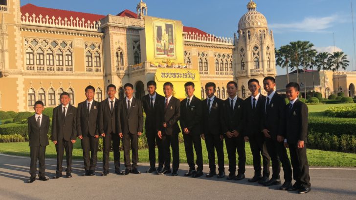 13 หมูป่า ถ่ายรูปหน้าตึกไทยคู่ฟ้า ก่อนเข้าพบ “บิ๊กตู่”