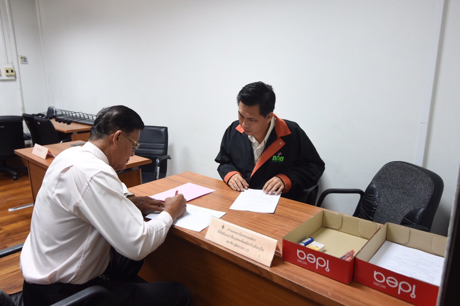 ‘แปดริ้ว’ คึกคักตัวแทนองค์กรแห่ลงทะเบียนสมัคร ส.ว.