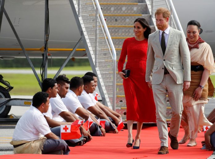 2018-10-25T031257Z_1161485248_RC163FB17470_RTRMADP_3_BRITAIN-ROYALS-TONGA-ARRIVAL-696x514 “เจ้าชายแฮร์รี” ควงเมแกนเยือนตองกา ดัชเชสใส่ชุดเดรสสวยแต่ดันลืมเอาป้ายออก!