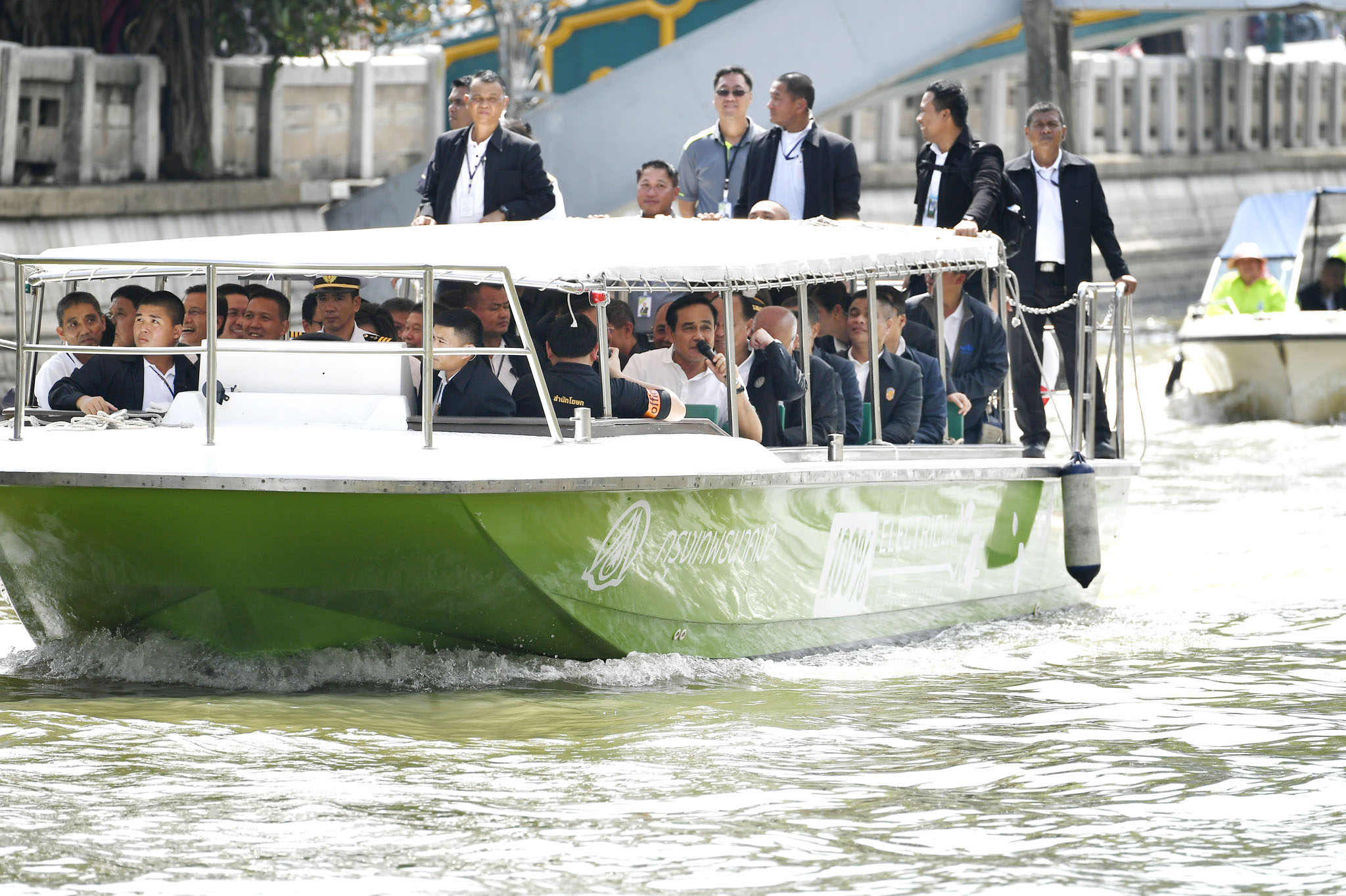 ‘บิ๊กตู่’ นั่งเรือชมเมืองทักทายประชาชนริมคลอง ฝันอยากเห็น รบ.หน้าสานต่องานรัฐบาลนี้