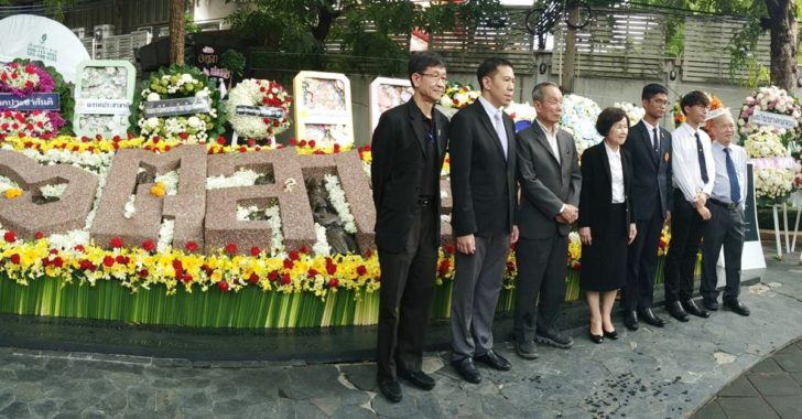 วางพวงมาลารำลึก 6 ตุลาแน่น พรรคการเมืองส่งผู้แทนร่วมอาลัย