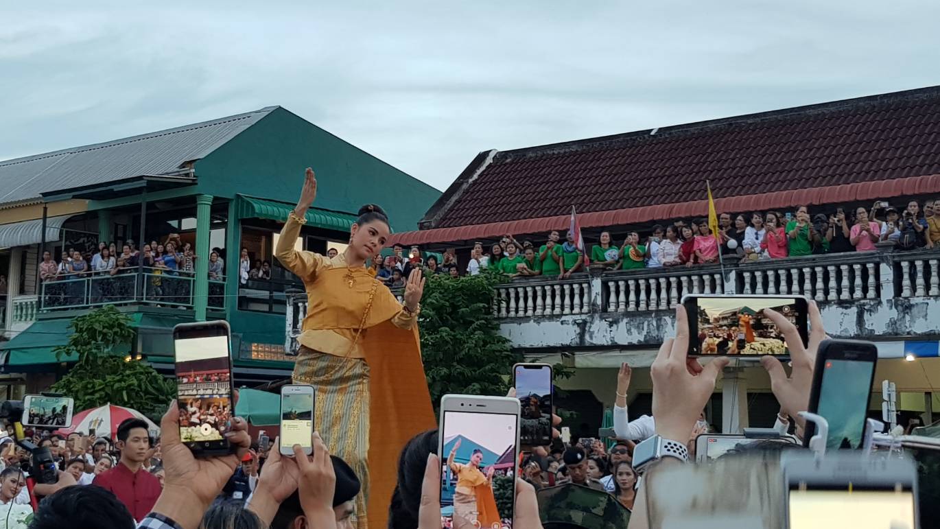 “ญาญ่า” รำบวงสรวง โหมกระแสนาคี2 ดันปชช.แห่ชมบั้งไฟพญานาคริมโขง