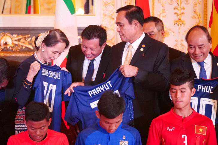 “บิ๊กตู่” มอบเสื้อเป็นของขวัญ ฟุตบอลเยาวชนประเทศกลุ่มลุ่มน้ำโขง-ญี่ปุ่น