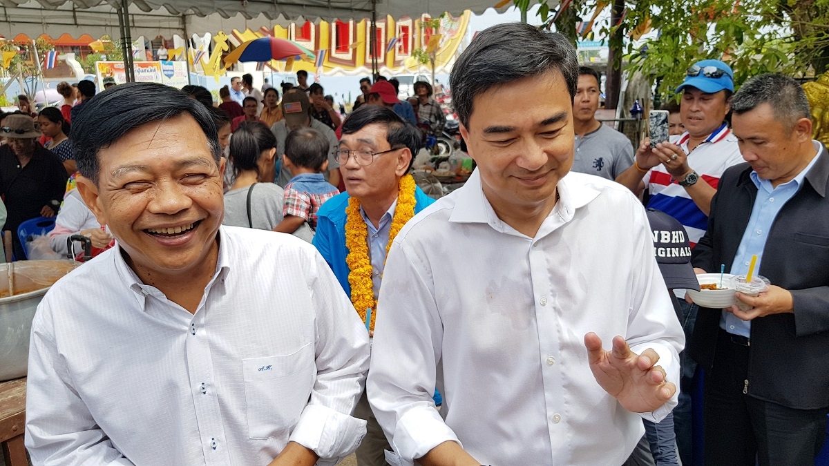 ‘จ้อน-มาร์ค’ ชื่นมื่น ควงแขนทอดกฐินเพชรบุรี ยันไม่ได้หาเสียง ตั้งใจทำบุญ