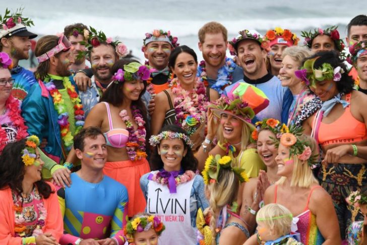 Duke and Duchess of Sussex visit Bondi Beach, and Prince Harry climbs Sydney Harbour Bridge เจ้าชายแฮร์รี-เมแกน “ได้ใจ” ชาวออสซี่ ทรงเป็นกันเอง นั่งล้อมวง-พูดคุยบนผืนทราย
