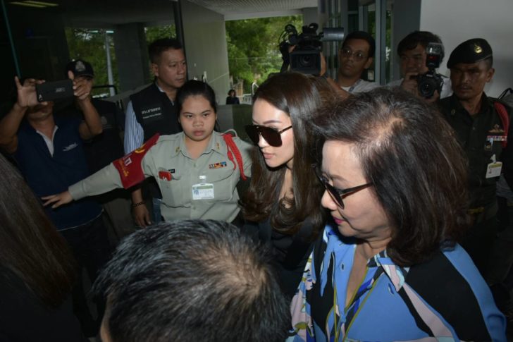 “หญิงอ้อ” ให้กำลังใจ “โอ๊ค พานทองแท้” หลังอัยการส่งฟ้องคดีฟอกเงินศาลทุจริต