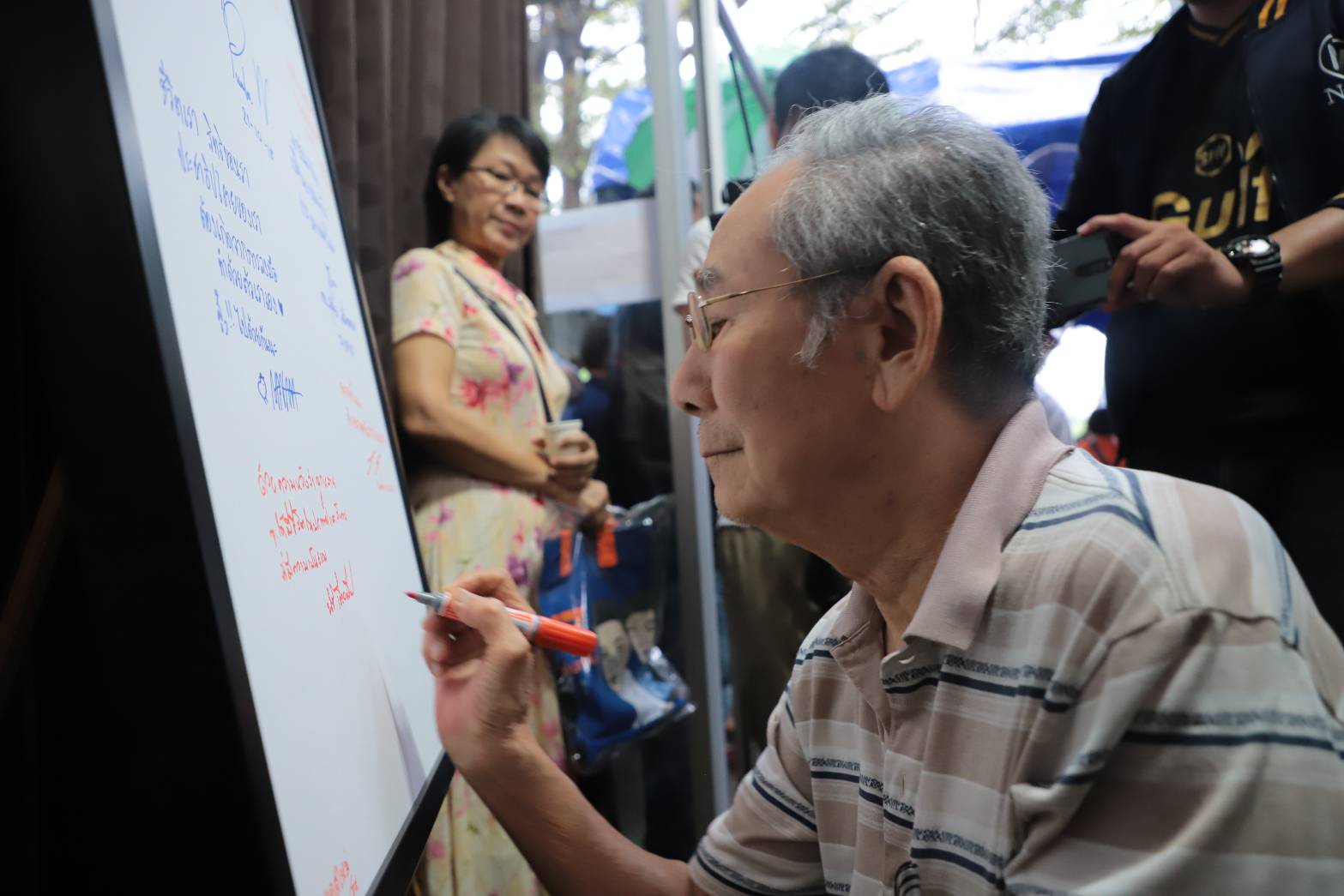 “นิธิ เอียวศรีวงศ์” สมัครสมาชิกอนาคตใหม่ ฝันอยากเห็นลูกหลานอยู่ในสังคมที่เป็นธรรม