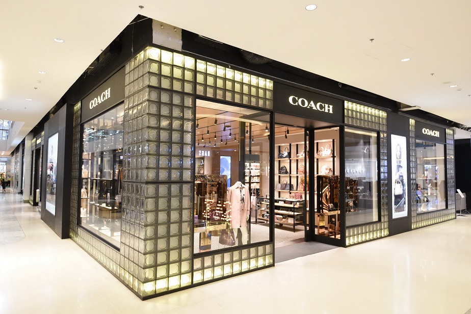 COACH เปิด Craftsmanship Bar บริการแสตมป์ชื่อบนที่ห้อยกระเป๋าแห่งแรกในไทย  
