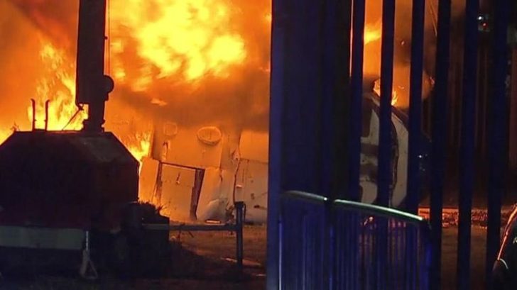 เฮลิคอปเตอร์ “วิชัย ศรีวัฒนประภา” ประธานสโมสรเลสเตอร์ตกข้างสนามคิงเพาเวอร์