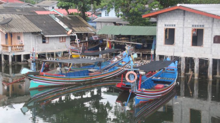 ฝนตกหนัก 2 วัน ชาวประมงนราธิวาสทยอยนำเรือ 1,500 กว่าลำขึ้นฝั่ง