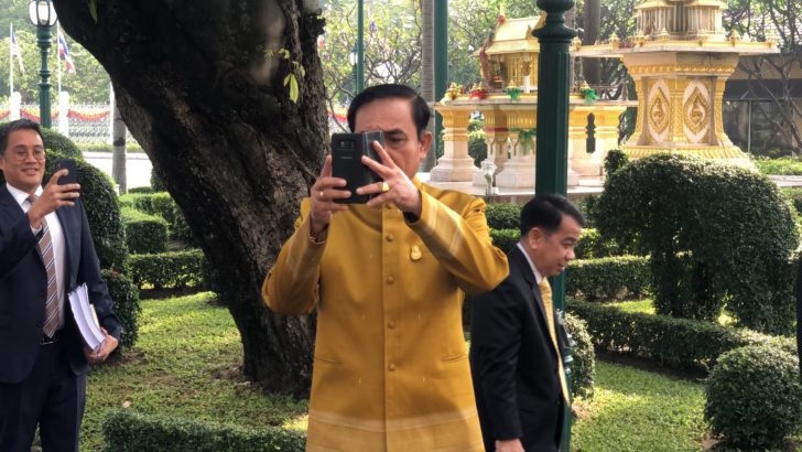 ‘ตู่ดิจิทัล’ อารมณ์ดีหยิบมือถือถ่ายภาพสื่อเตรียมอัพลงโซเชียล
