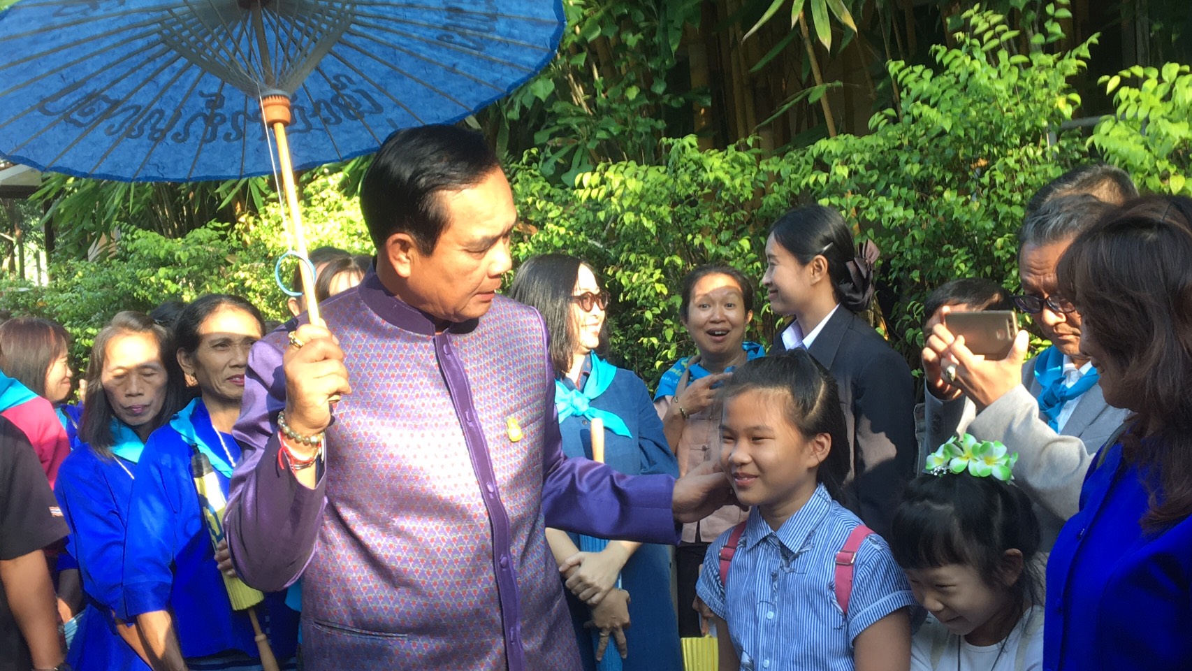 “ประยุทธ์” นำทัพไหว้พระแก้วก่อนประชุม ครม. แฟนคลับจากเชียงใหม่แห่หนุน บอก ไม่กั๊กแล้ว
