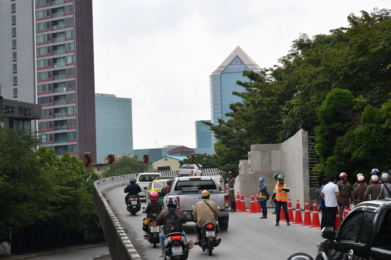ปิดการจราจร-เส้นทางเลี่ยงสะพานรัชวิภาฯชั่วคราว เคลื่อนย้ายแท่นปูนหนัก 46 ตัน