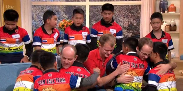 ซาบซึ้ง! ทีมหมูป่า FC กราบตักขอบคุณนักดำน้ำอังกฤษกลางรายการดัง