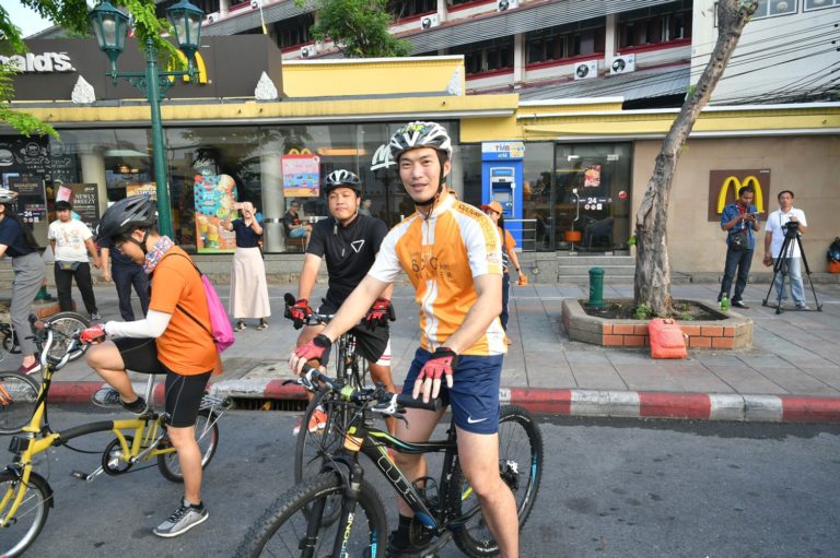“ธนาธร” นำสมาชิกพรรคออกสตาร์ท ปั่น “หาเพื่อนร่วมทาง สร้างอนาคตใหม่ ทั่วไทย”