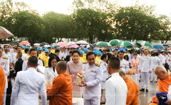 ‘นายกฯ-ภริยา’ นำคณะทำบุญตักบาตร วันคล้ายวันสวรรคตสมเด็จพระปิยมหาราช
