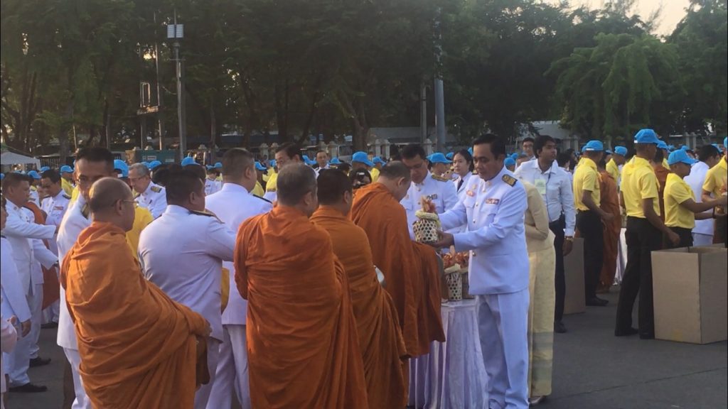 “นายกฯ” เป็นประธานทำบุญตักบาตรบำเพ็ญกุศล วันคล้ายวันสวรรคต รัชกาลที่ 9