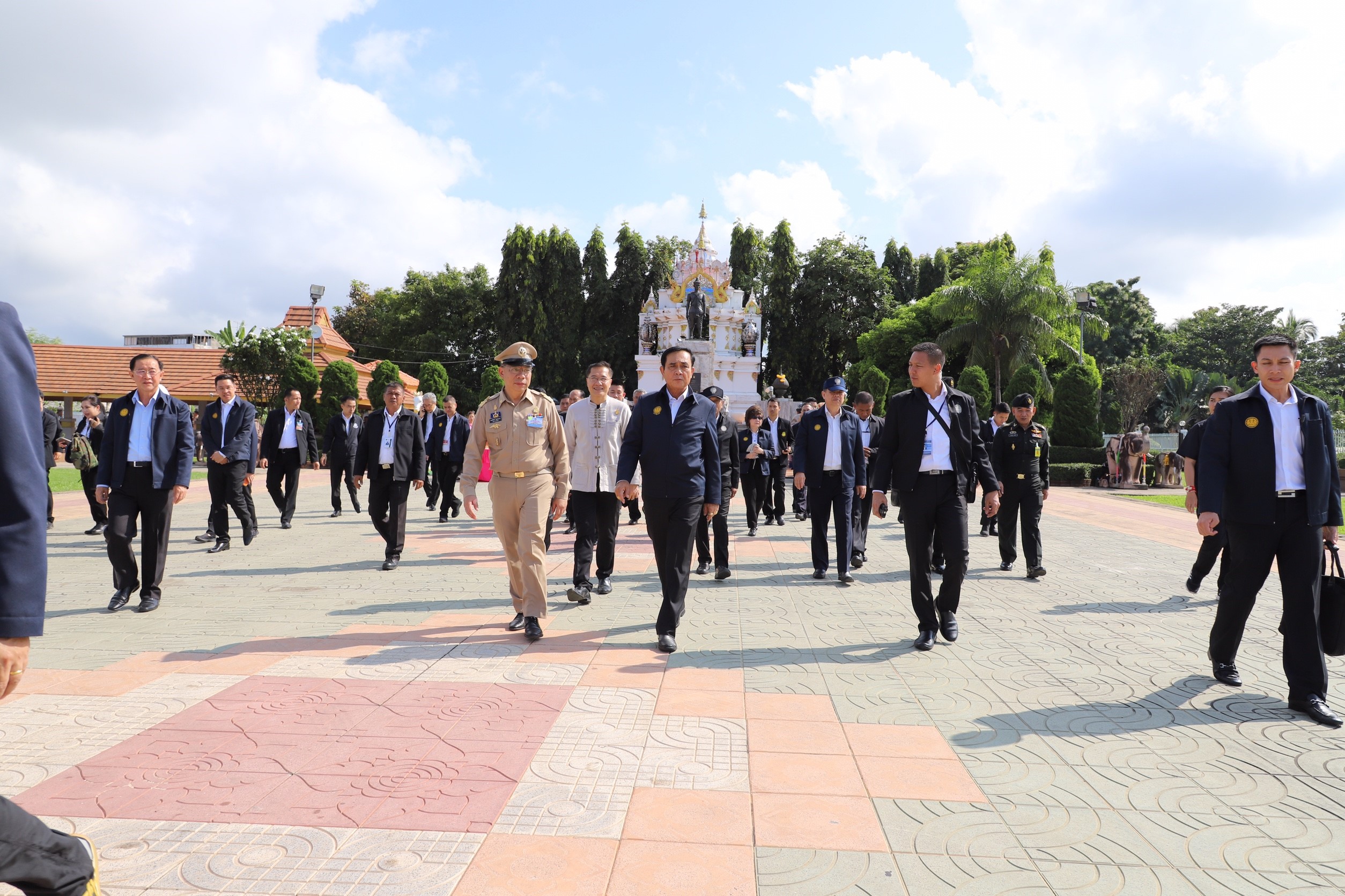 ทิ้งทวน ครม.สัญจร เหนือ-อีสาน “บิ๊กตู่” เจาะพื้นที่สีแดง 8 หน โปรย 1.2 ล้านล้าน