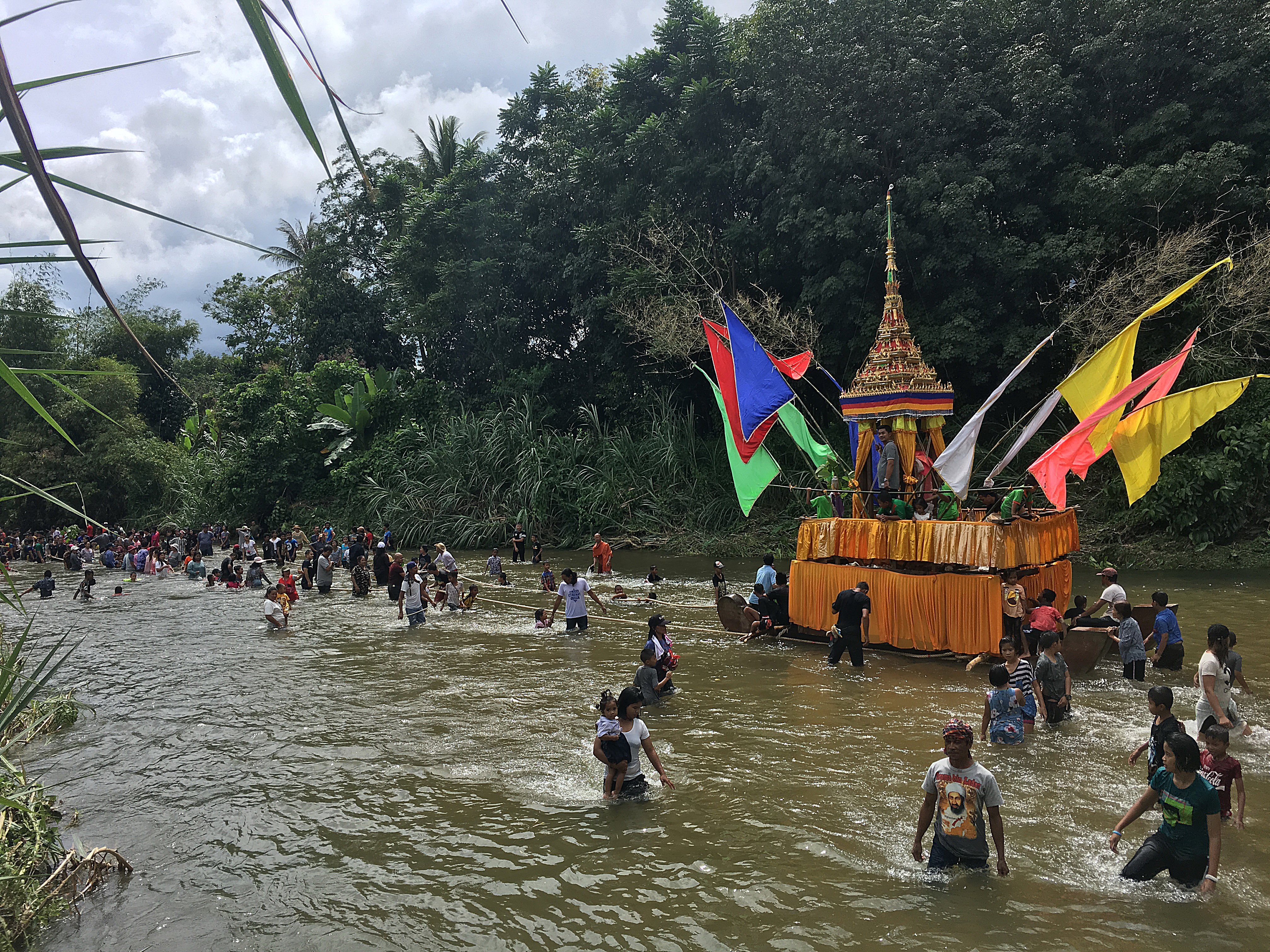 ประชาชนแห่ร่วม ‘ชักพระทางน้ำ’ สืบสานประเพณีโบราณ จังหวัดนครศรีธรรมราช