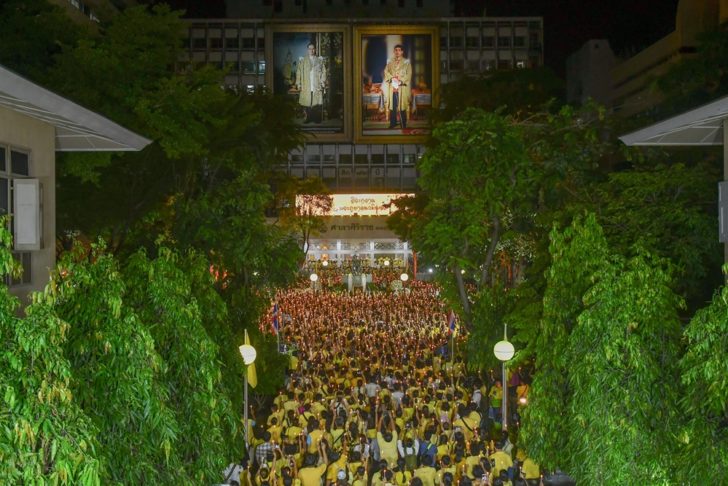 ‘ศิริราช’ เนืองแน่น คณบดีแพทยศาสตร์นำจุดเทียนสว่างไสว น้อมรำลึกในหลวง ร.9