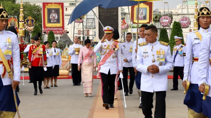 สมเด็จพระเจ้าอยู่หัว ทรงวางพวงมาลา เนื่องในวันปิยมหาราช