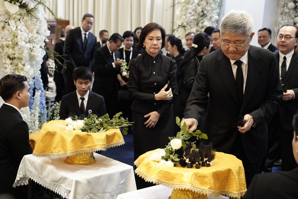 นักธุรกิจ-ดารา-คนดังแห่ร่วมสวดพระอภิธรรม ‘เจ้าสัววิชัย’ คืนสุดท้าย