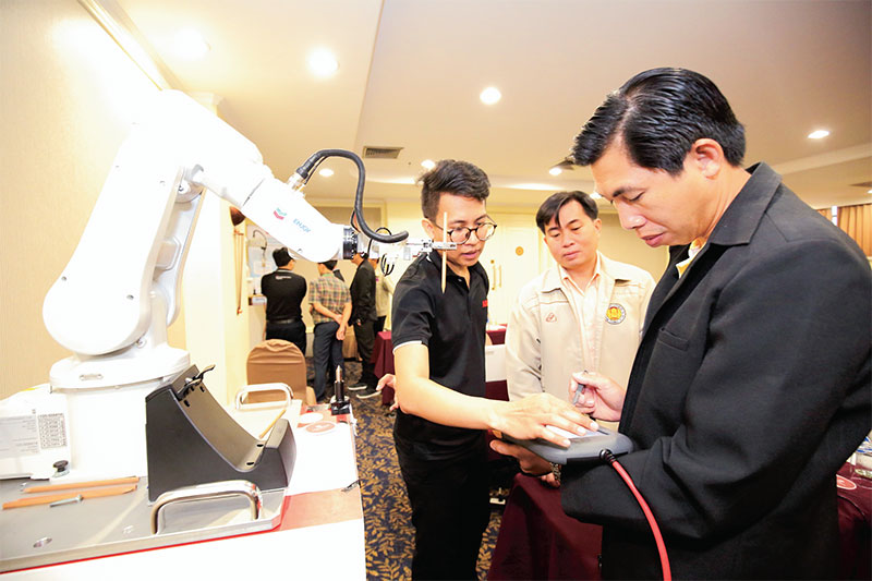 เชฟรอนพลิกห้องเรียนเป็นโรงงานส่ง “โรบอต” ให้อาชีวศึกษา-