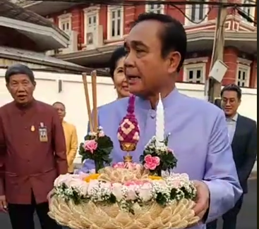 ตู่ดิจิทัล! “ประยุทธ์”ลอยกระทงคลองผดุงฯ ไลฟ์สดอวยพรให้ปชช.มีรายได้ดีขึ้น ทุกอย่างสำเร็จ (คลิป)