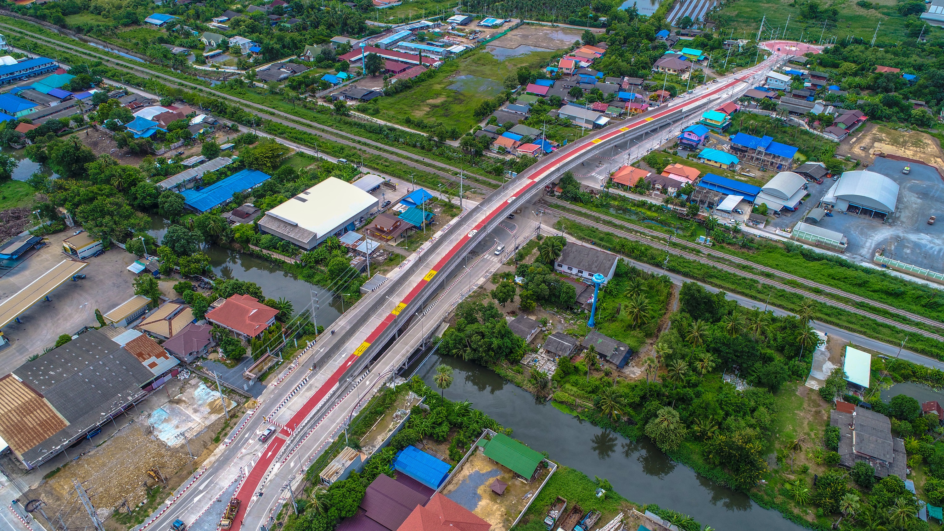 สร้างเสร็จแล้ว! สะพานข้ามจุดตัดผ่านทางรถไฟ “นครชัยศรี” ลดอุบัติเหตุ-แก้ปัญหาจราจร