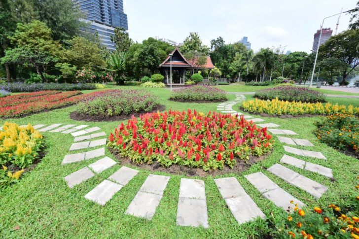 186097 กทม.-เอกชน เนรมิตรสวนลุมฯ สวย เปลี่ยนร่มสีแดง-ขาว-น้ำเงิน