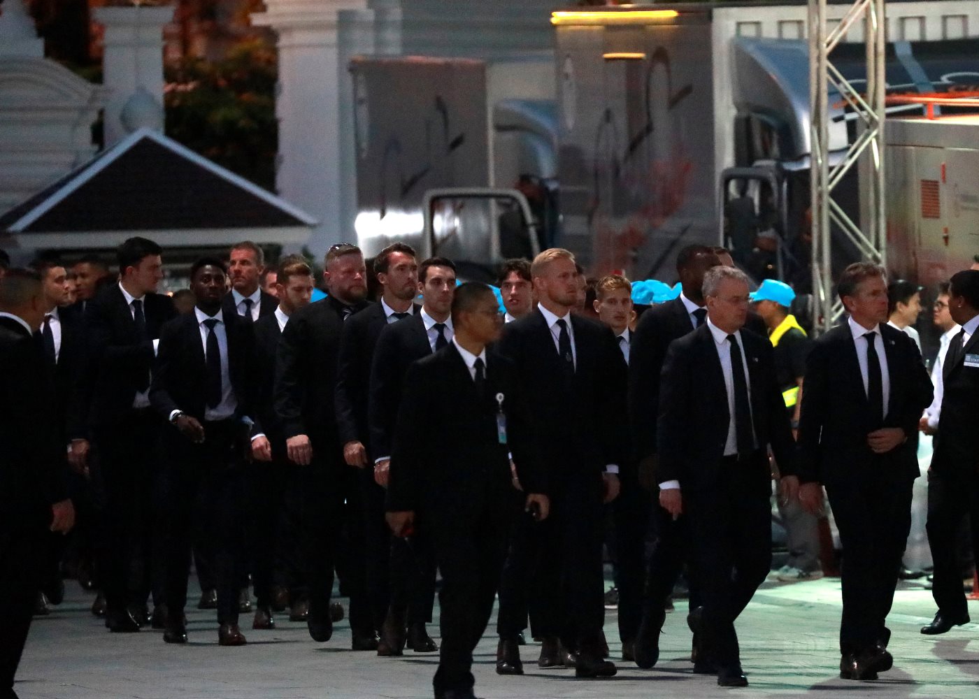 ชมภาพชุด นักเตะ-ทีมงานเลสเตอร์กราบเคารพศพเจ้าสัววิชัย ณ วัดเทพศิรินทราวาส