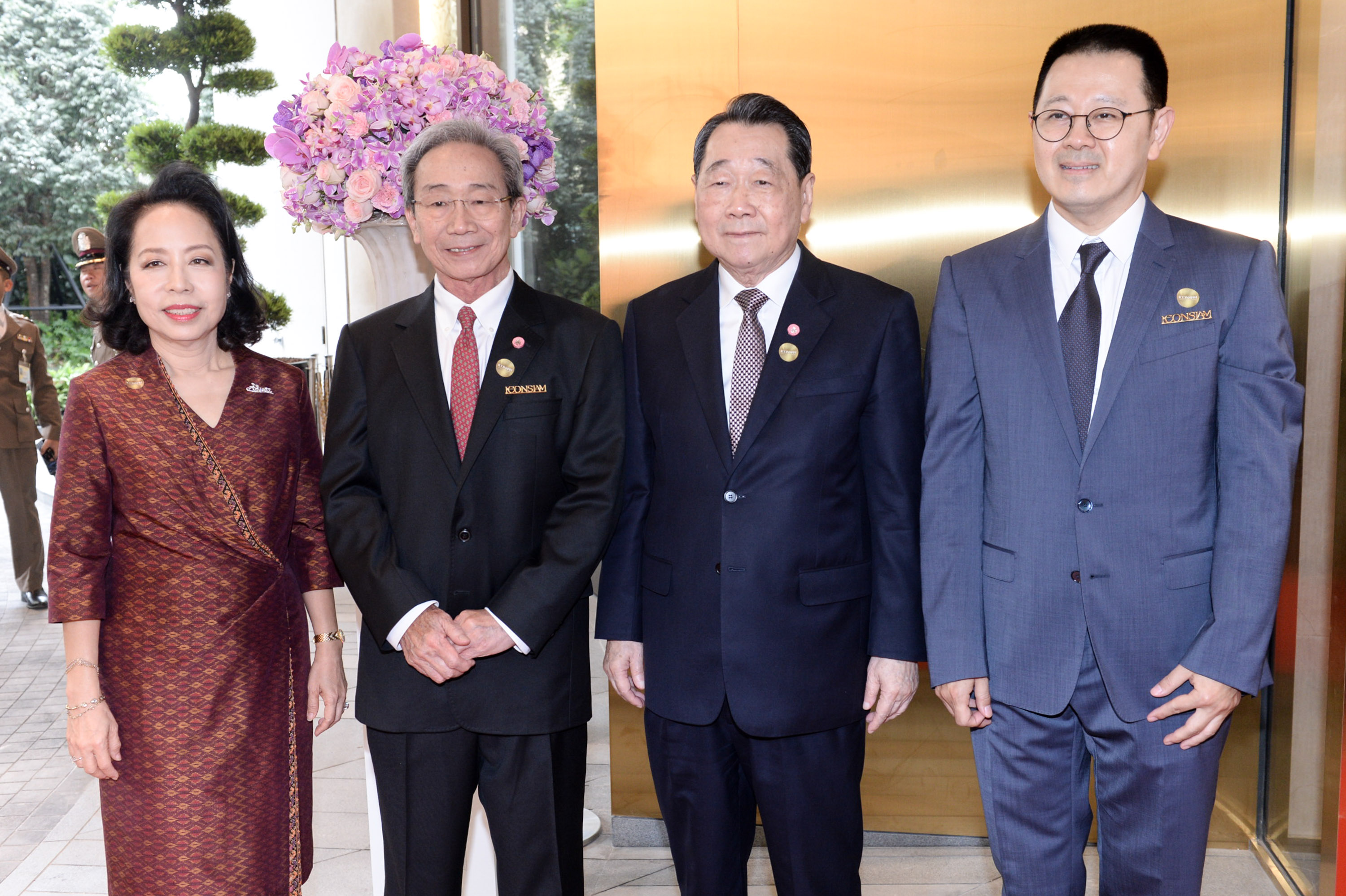 รวมภาพเซเลบ-นักธุรกิจตระกูลดังในงานเปิดไอคอนสยาม เสมือนชุมนุมใหญ่มหาเศรษฐีไทย