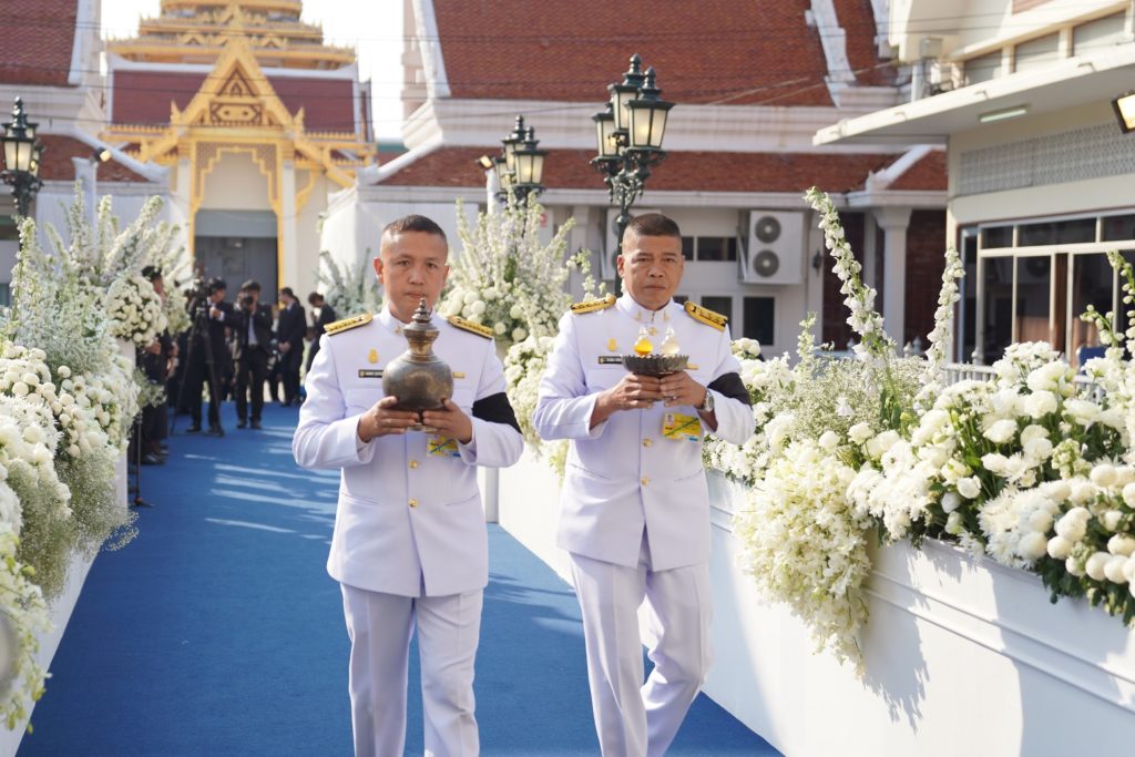 สำนักพระราชวังอัญเชิญน้ำหลวงอาบศพพระราชทาน ‘เจ้าสัววิชัย’ คนดัง-นักการเมืองร่วมพิธี (ภาพชุด)