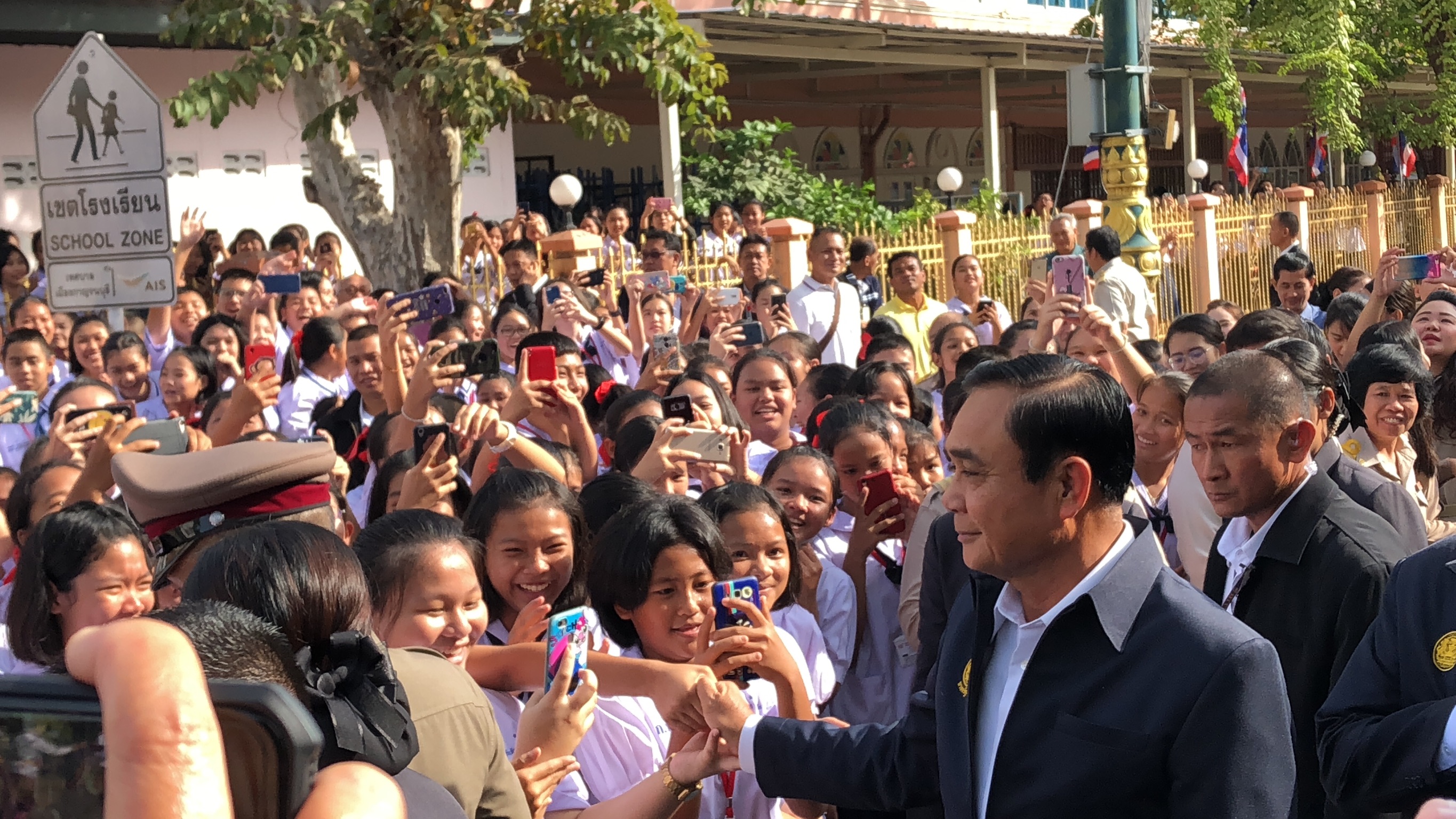 “บิ๊กตู่” เยือนเมืองกาญจน์ นร.กรี๊ดต้อนรับสนั่น ย้ำรบ.ทำเพื่อทุกคนในอีก 20 ปีข้างหน้า