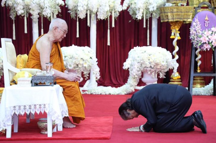 ปีติ ‘สมเด็จพระเทพ’ ทรงกราบ ‘สังฆราช’ ในพิธีพระราชทานน้ำหลวงสรงศพ สมเด็จพระมหาวีรวงศ์