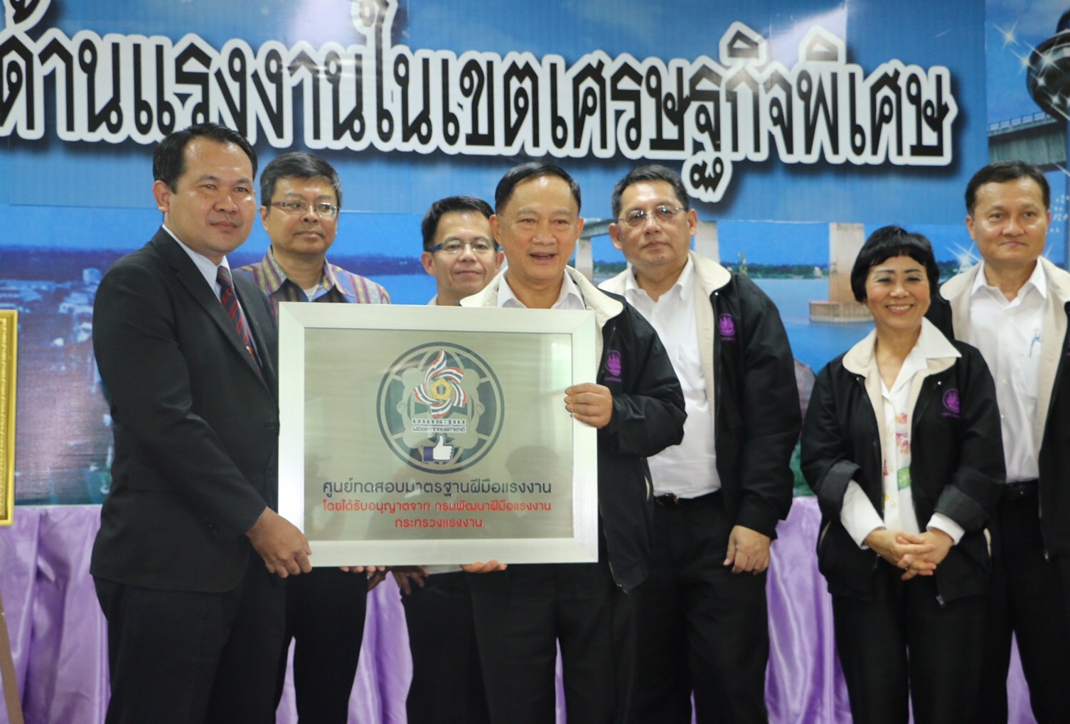 “บิ๊กอู๋” ลงพื้นที่มุกดาหาร ติดตามนโยบาย 3A เตรียมตั้งศูนย์พัฒนากำลังคนรองรับเขตเศรษฐกิจพิเศษ