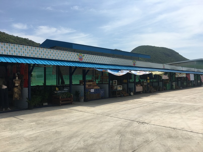 สูญงบ 20 ล้าน แม่ค้าโวย ราชการสร้างตลาดนัด ศูนย์โอท็อป แต่เงียบเหงาไร้คนซื้อ